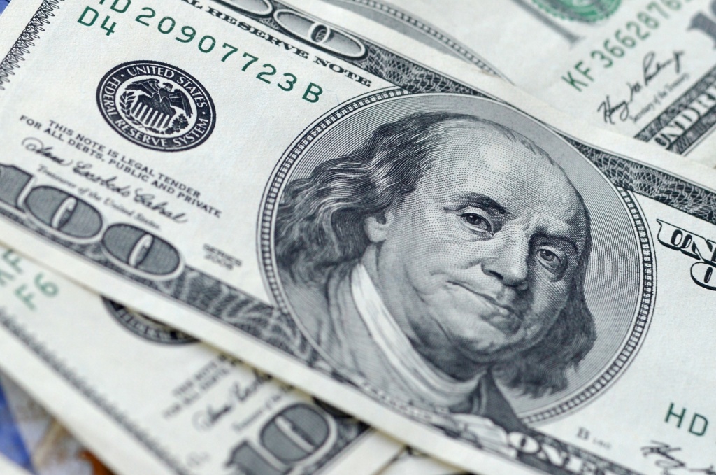 Доллар упал ниже 80 рублей на межбанковском рынке