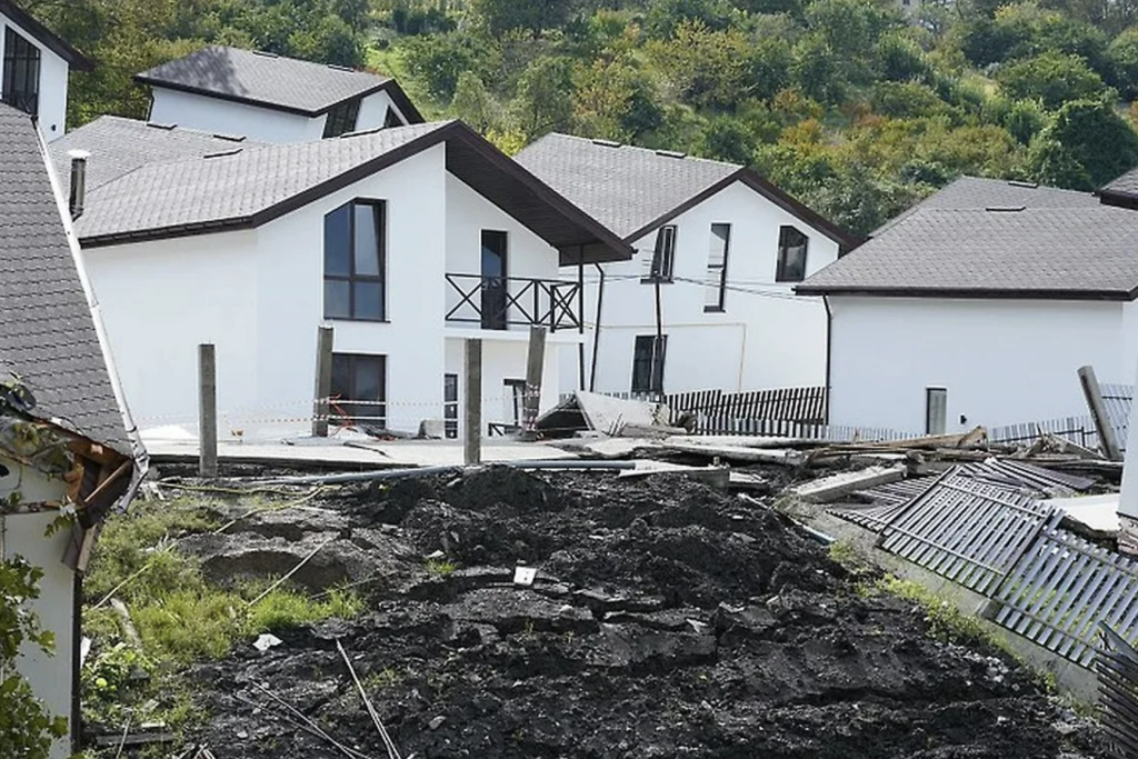 Собственникам коттеджей, пострадавших от оползня в Сочи, не хотят возмещать ущерб