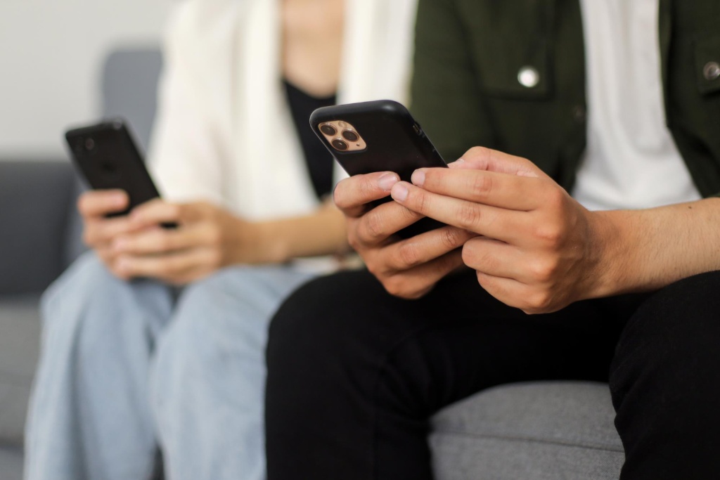 Пользователи iPhone могут использовать  ГигаЧат от Сбера