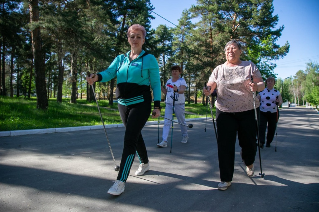 В Коломне пациенты поликлиники занимаются скандинавской ходьбой