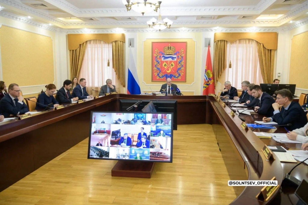 В Оренбуржье расширяют программу «Земский работник культуры» и строят футбольный центр на 100 млн рублей: Евгений Солнцев провёл еженедельное заседание регионального Правительства