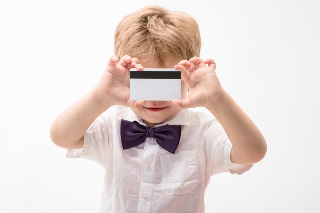 В «ВТБ» выдали более 400 тысяч «детских» банковских карт в 2024 году