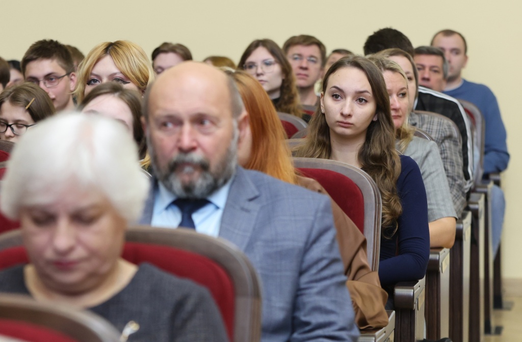 Мэр Воронежа Сергей Петрин вручил ректору ВГПУ памятный знак «Воронеж — город воинской славы» в День учителя и в день 95-летия вуза Мэр Воронежа Сергей Петрин вручил ректору ВГПУ памятный знак «Воронеж — город воинской славы» в День учителя и в день 95-летия вуза