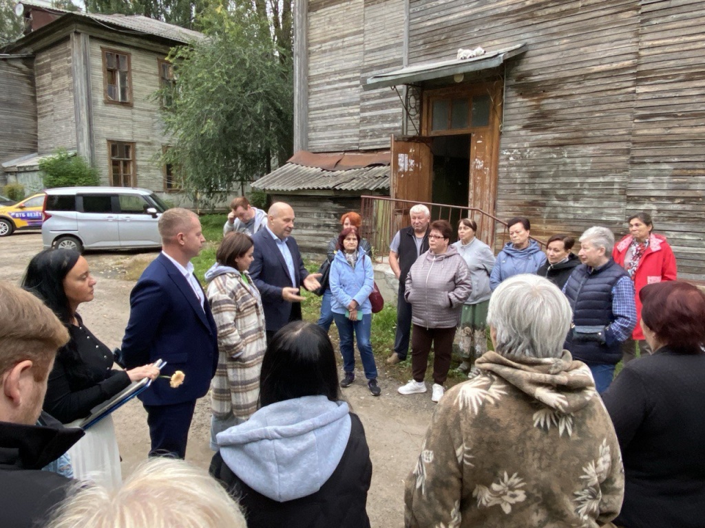 Уполномоченный главы округа Пушкинский Нина Ушакова посетила встречу с жителями аварийных домов в Ивантеевке