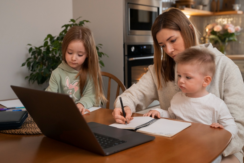 Матерям детей до трёх лет могут отменить испытательный срок на работе