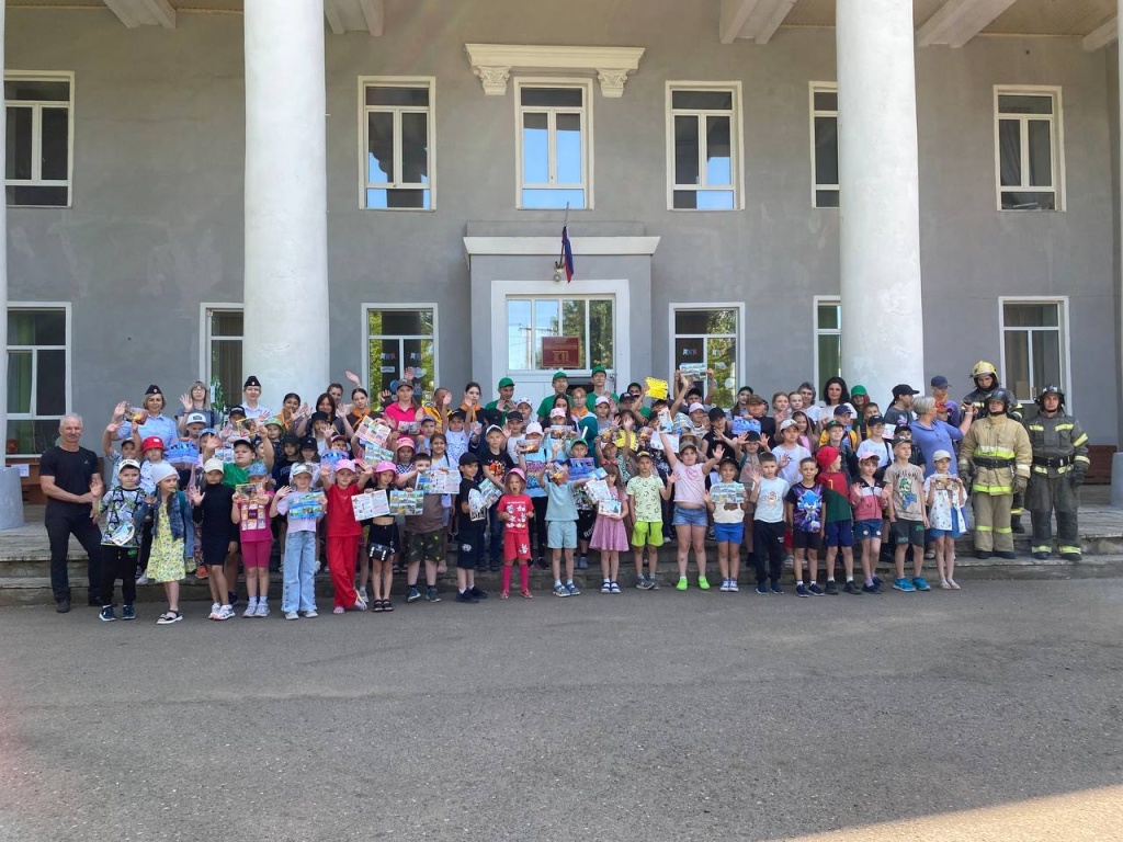 Сотрудники красноярской транспортной полиции на станции Иланская проводят для детей акцию «Безопасные каникулы»