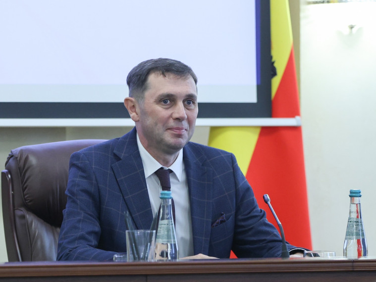 Сергей Петрин поздравил воронежских стобалльников: мэр вручил выпускникам именные часы и пригласил на практику в администрацию Сергей Петрин поздравил воронежских стобалльников: мэр вручил выпускникам именные часы и пригласил на практику в администрацию