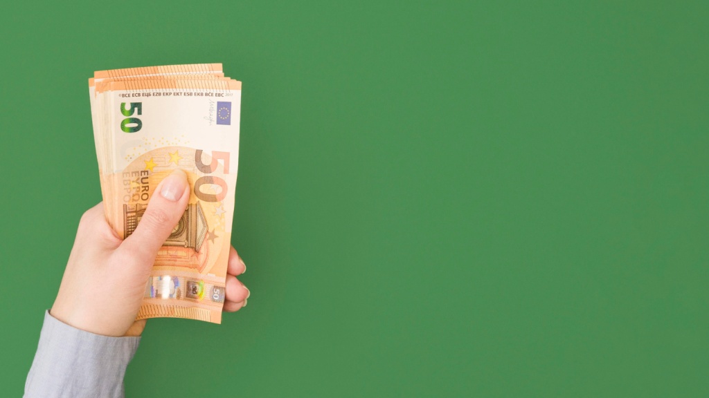 Курс евро на Мосбирже опустился ниже 95 рублей впервые с 16 января