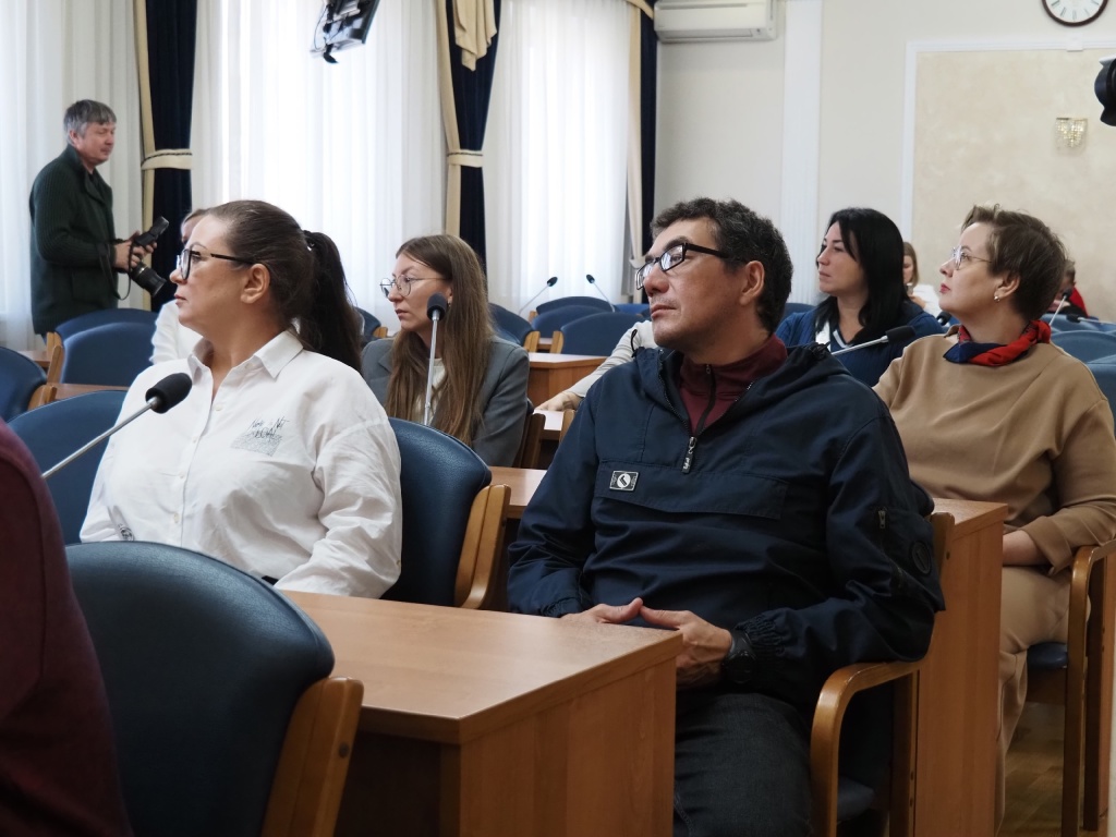 Депутаты городской Думы подарили воронежским семьям ветеранов и участников СВО билеты в театр Депутаты городской Думы подарили воронежским семьям ветеранов и участников СВО билеты в театр