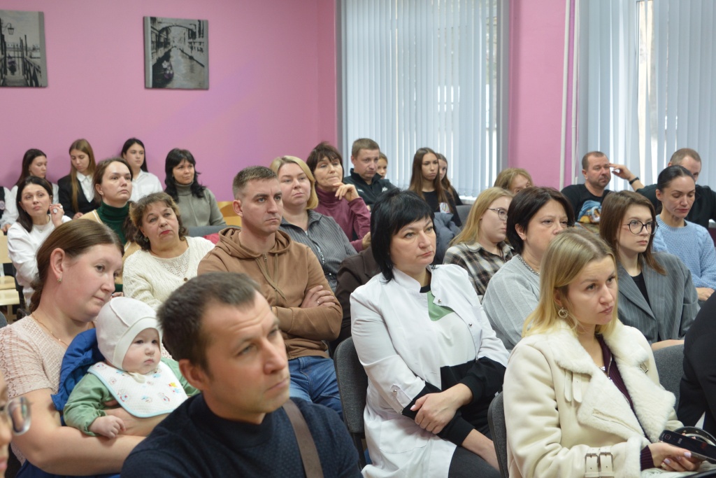 Депутат Воронежской гордумы Игорь Паринов провел встречу с жителями микрорайона Сомово: главной темой стало критическое состояние реки Усманка Депутат Воронежской гордумы Игорь Паринов провел встречу с жителями микрорайона Сомово: главной темой стало критическое состояние реки Усманка