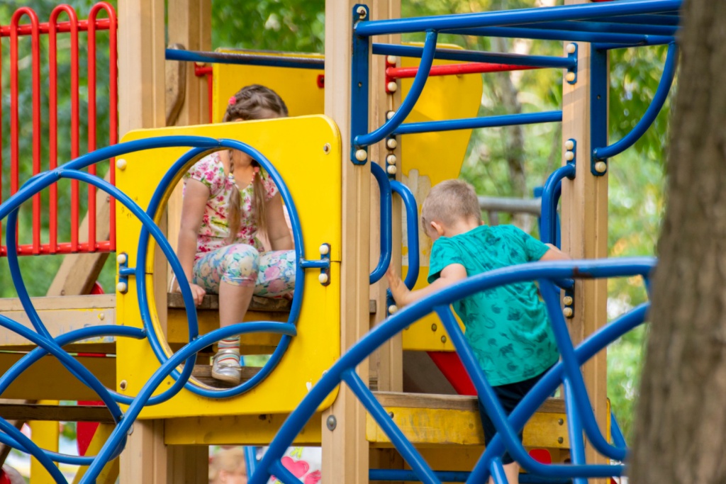 В Краснодарском крае после вмешательства прокуратуры привели в порядок детские площадки