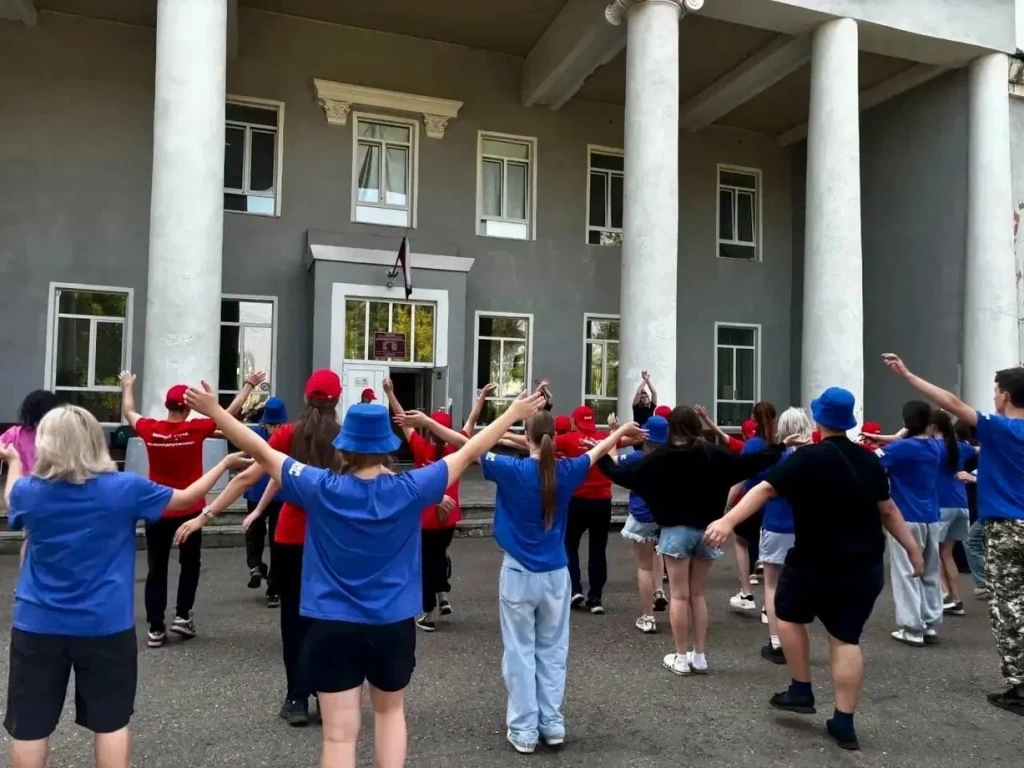«Зарядка со стражем порядка»: транспортные полицейские Красноярского края провели спортивную акцию для юных железнодорожников «Зарядка со стражем порядка»: транспортные полицейские Красноярского края провели спортивную акцию для юных железнодорожников