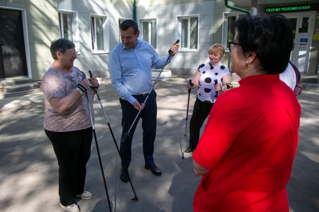 В Коломне пациенты поликлиники занимаются скандинавской ходьбой