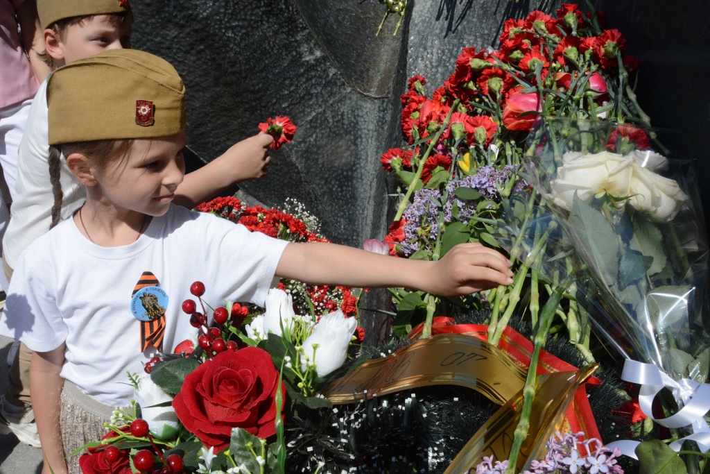 «Память на колёсах»: молодёжь и ветераны Воронежа объединились в автопробеге ко Дню Победы