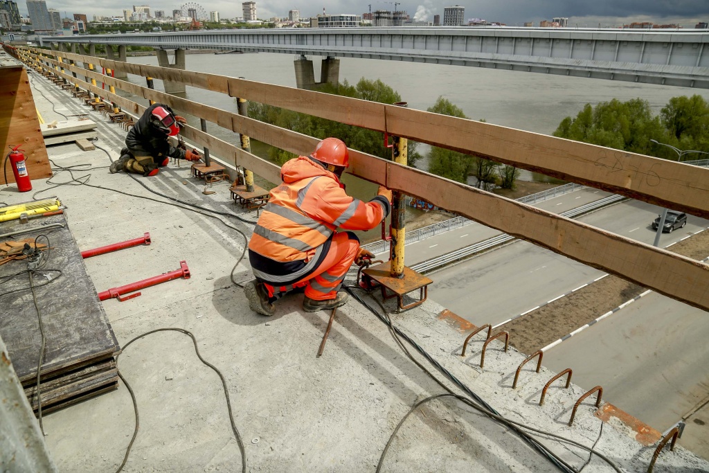 В Новосибирске Октябрьской мост готов наполовину