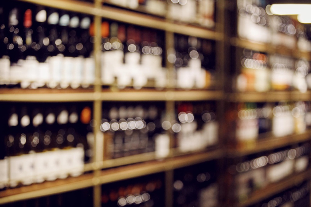 На территории Вологодской области приостановили торговлю крепкими напитками в 25 магазинах "Северный градус"