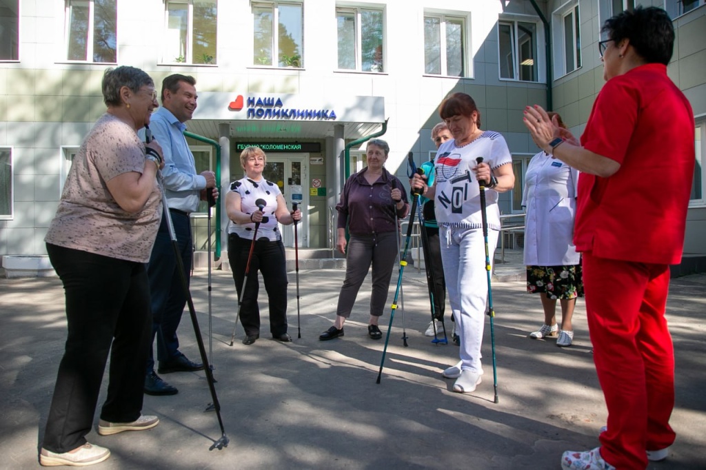 В Коломне пациенты поликлиники занимаются скандинавской ходьбой