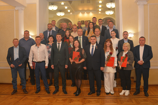 Андрей Дьяченко и Сергей Петрин вручили награды лучшим дорожникам Воронежа Андрей Дьяченко и Сергей Петрин вручили награды лучшим дорожникам Воронежа