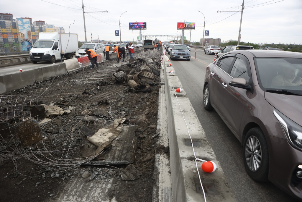 В Новосибирске на Димитровском мосту работы идут круглосуточно