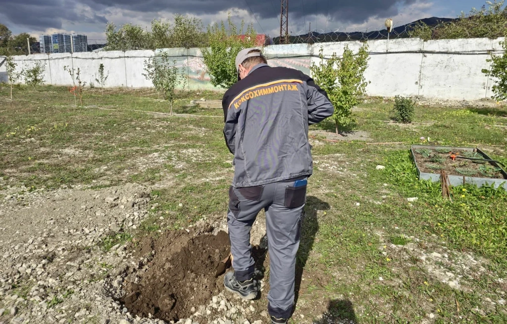 Новороссийск: коксохиммонтажники помогают сохранять природный уголок у озера Абрау — обустроили информационные стенды на «Ботанической тропе»