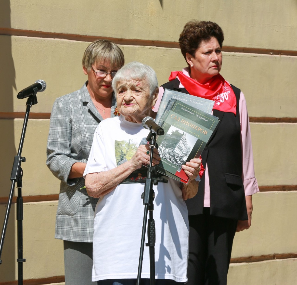 В Воронеже представители администрации, ветераны и школьники возложили цветы к памятнику «Детям войны и военного времени»