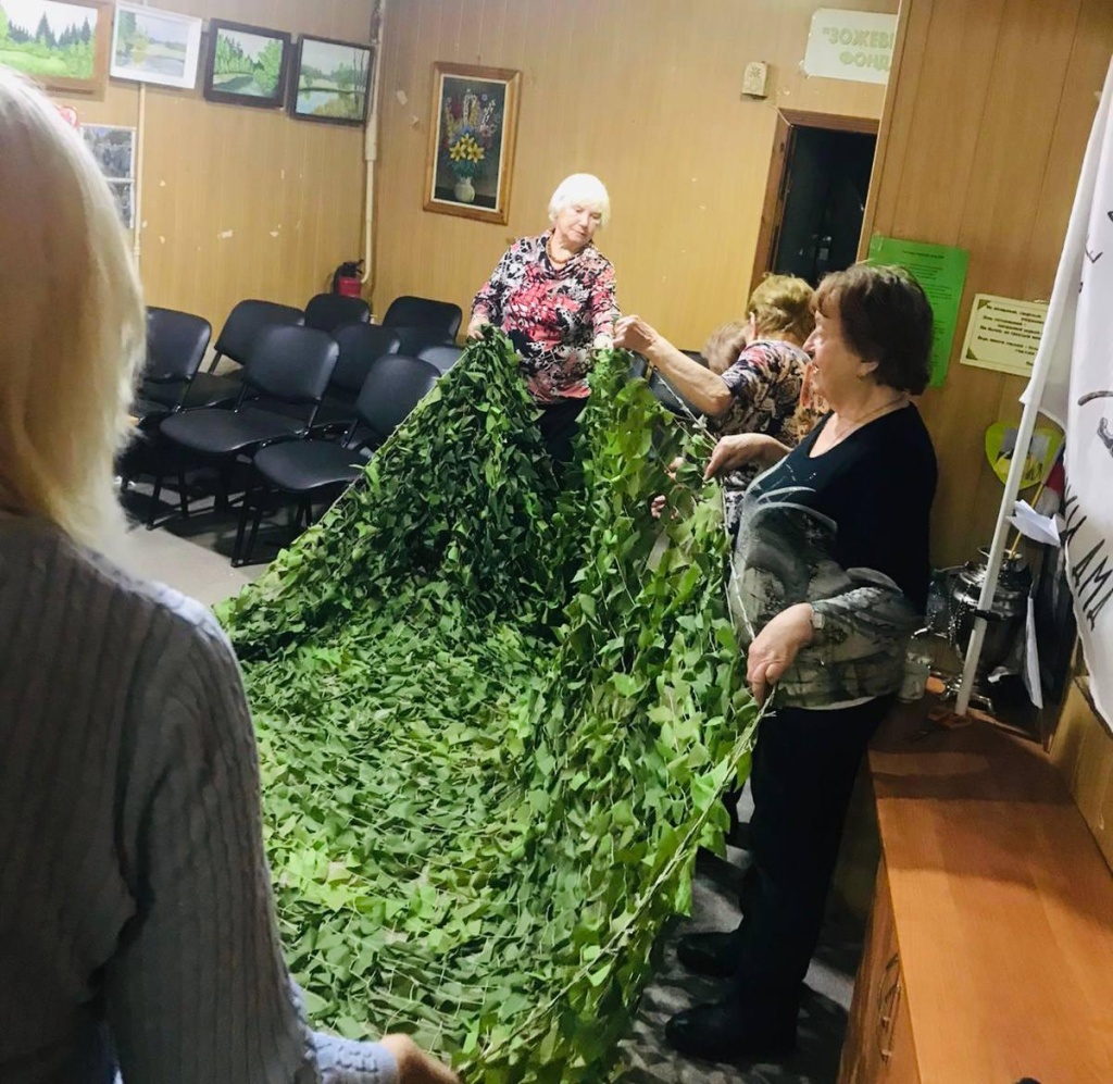 Активисты Домодедово плетут маскировочные сети для бойцов в зоне СВО Активисты Домодедово плетут маскировочные сети для бойцов в зоне СВО