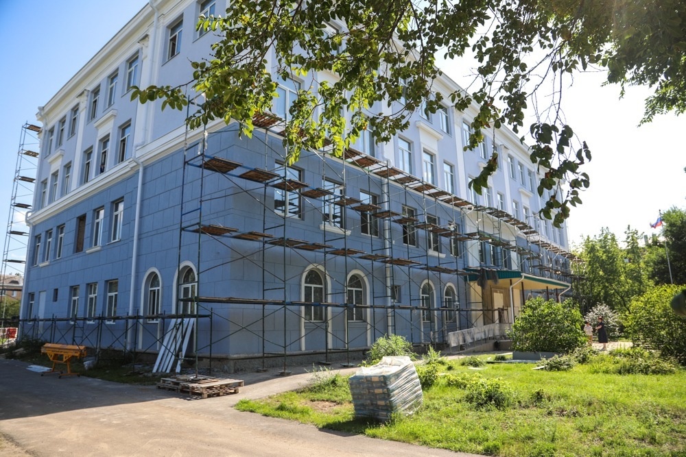 Сергей Петрин проинспектировал ход реконструкции школы №45 и капремонта школы №90 и дал ряд поручений