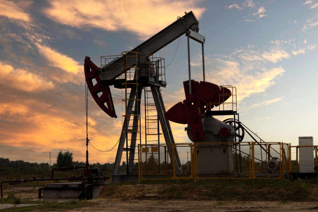 Нефть на максимуме: рынок реагирует на риски и новые поставки