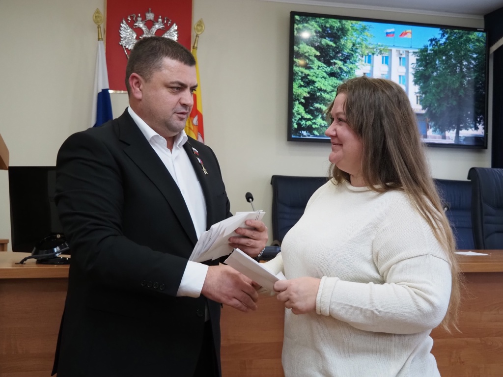 Депутаты городской Думы подарили воронежским семьям ветеранов и участников СВО билеты в театр