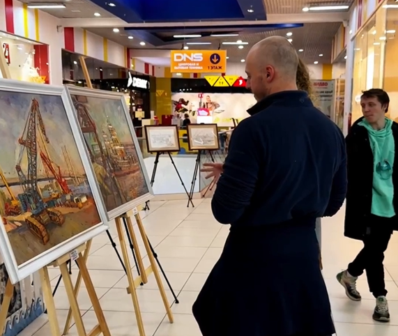 Индустриальная поэзия в красках: в Мурманске показывают стройки России глазами художника