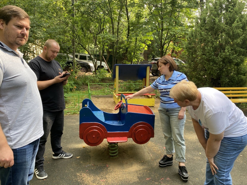 В подмосковном Пушкино по просьбе жителей отремонтировали детскую площадку
