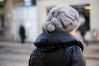 Иркутские полицейские спасли пожилую женщину от мороза и помогли ей добраться до дома